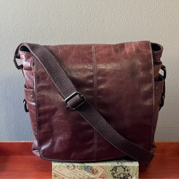 Fossil Distressed Brown Leather Messenger/Laptop Crossbody Bag Great Condition - Picture 1 of 16